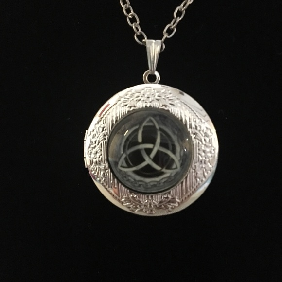 Celtic Locket Triquetra Necklace 20” chain - Picture 4 of 5